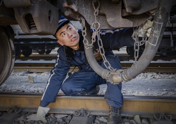 一丝不苟侯接成