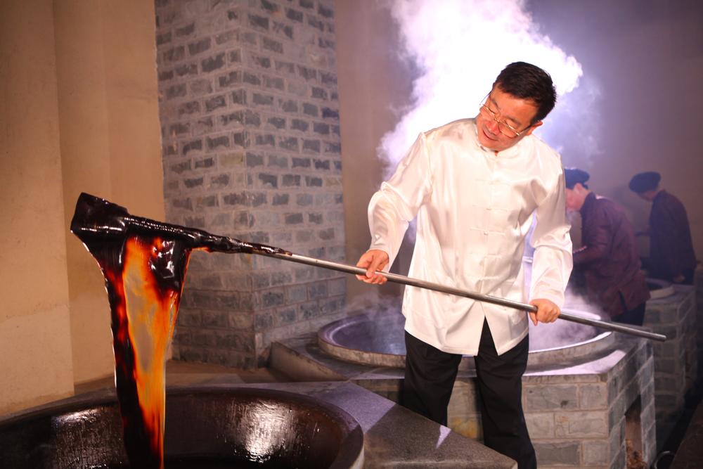 1、国家级非物质文化遗产东阿阿胶制作技艺传承人秦玉峰先生现场指导手工熬胶,保证了东阿阿胶制作技艺道地传承。拍摄人:王建鹏 1、国家级非物质文化遗产东阿阿胶制作技艺传承人秦玉峰先生现场指导手工熬胶,保证了东阿阿胶制作技艺道地传承。拍摄人:王建鹏.jpg