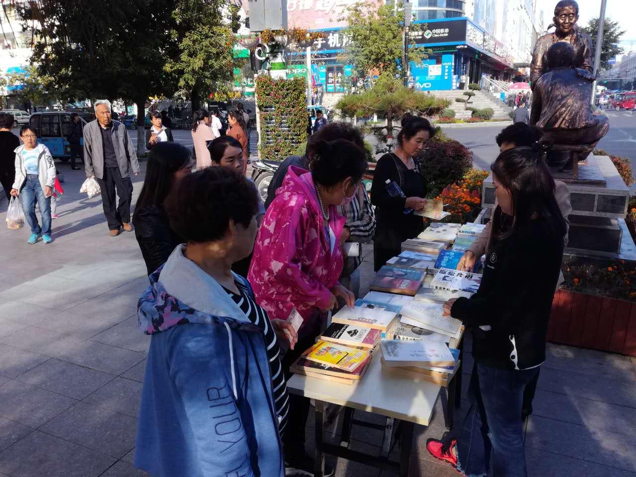 9月18日图书馆举办“喜迎十九大 流动图书展”阅读伴我行活动3.jpg?v=1764963633393