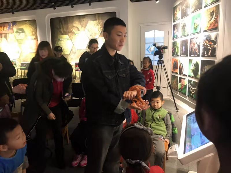 老师把真是的爬行动物带到孩子面前。段冉摄影 老师把真是的爬行动物带到孩子面前。段冉摄影.jpg?v=1764640513961