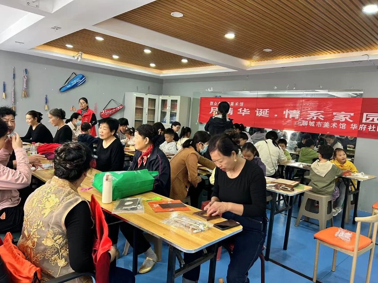 群众身边的美术馆-月满华诞•情暖万家活动之一