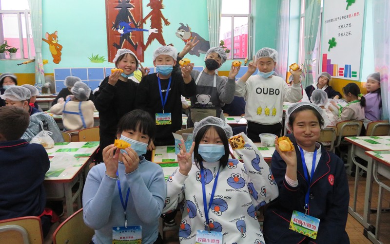 当蛋糕派蛋挞拿到手中,孩子们都不舍得吃,他们一致要求带回家和父母分享今天的快乐