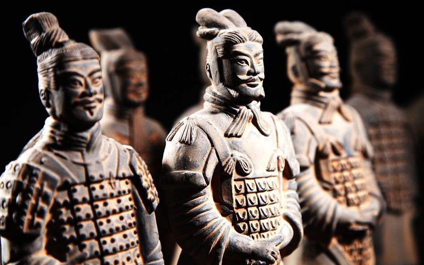中国的秦俑与古希腊人像之间的区别有哪些?