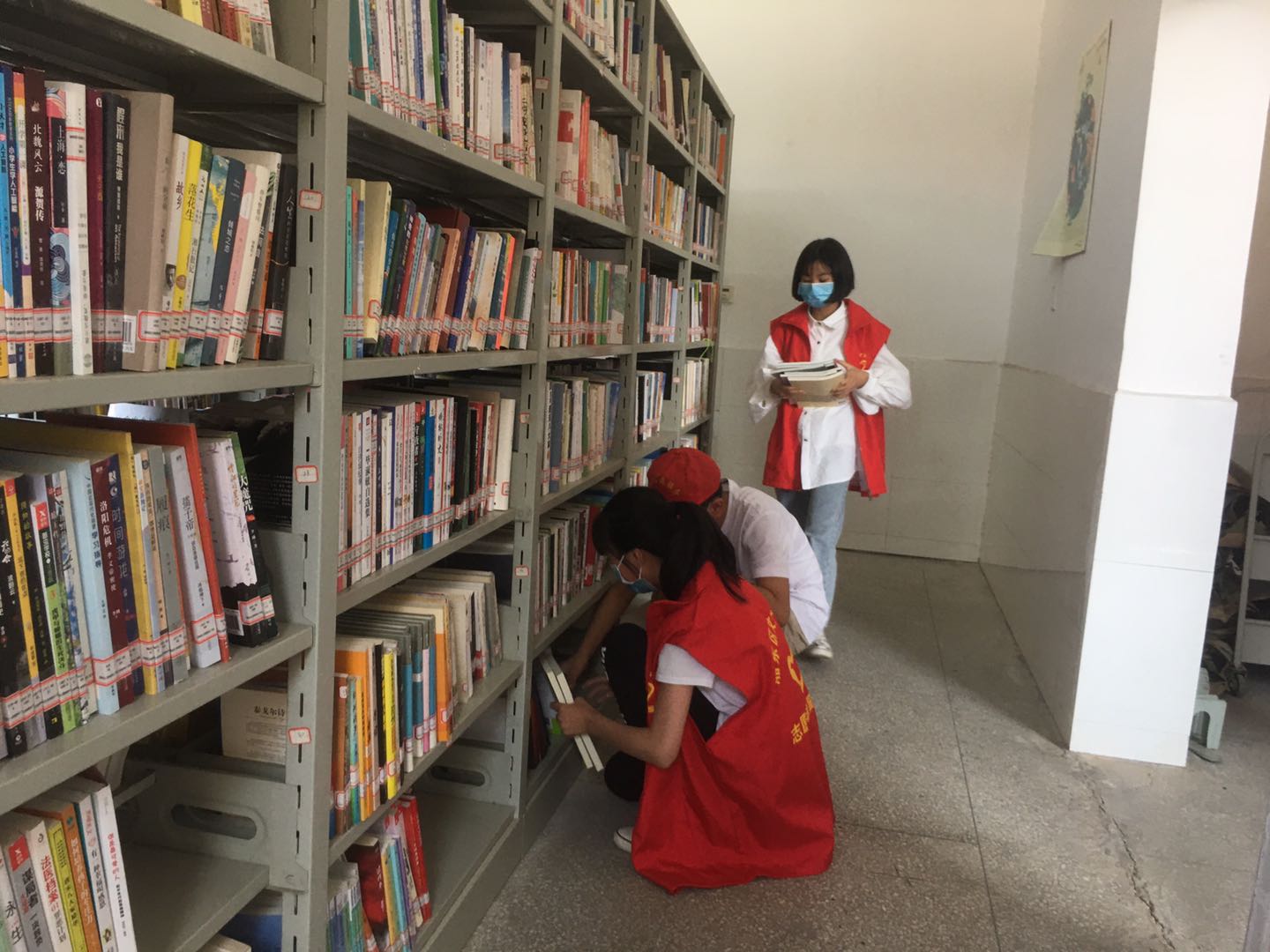 5月13日未成年志愿者在区图书馆藏书室开展图书上架志愿服务活动