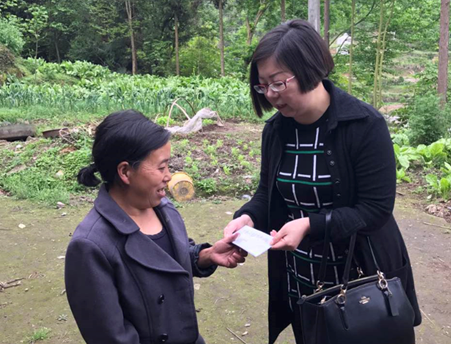 谭华梅馆长(右一)为刘素平(左一)送去慰问金
