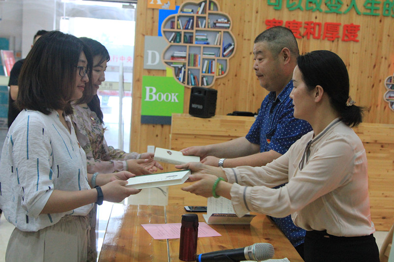 颁发书籍_副本 颁发书籍_副本.jpg?v=1765775544327