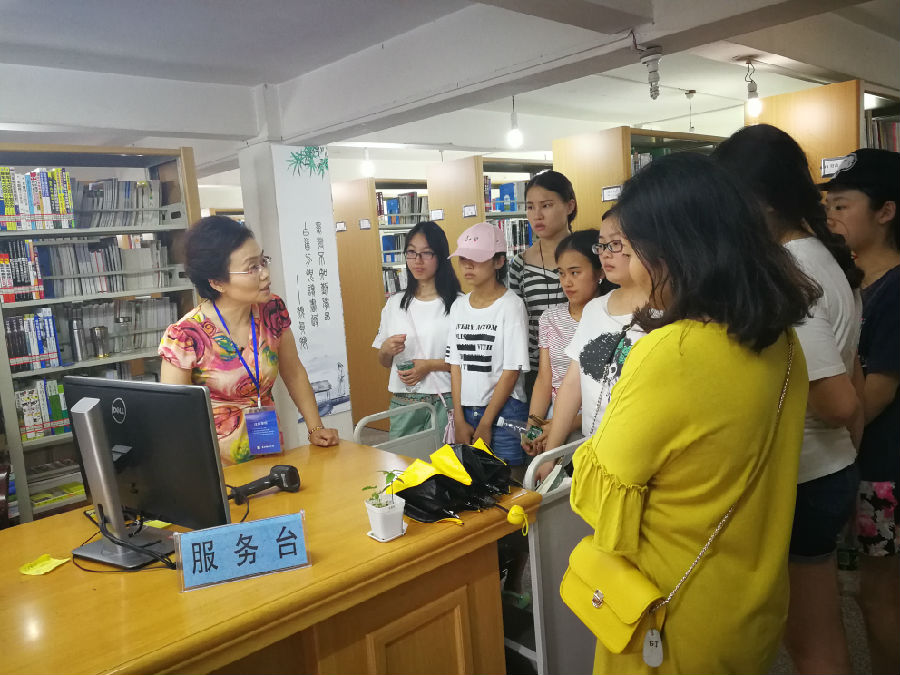 7月4日,州图书馆综合部主任谢红英为学生详细讲解图书排架知识.jpg?v=1761938323647