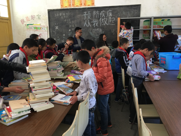 2017年10月31日两河口小学流通图书3.jpg?v=1766697644870