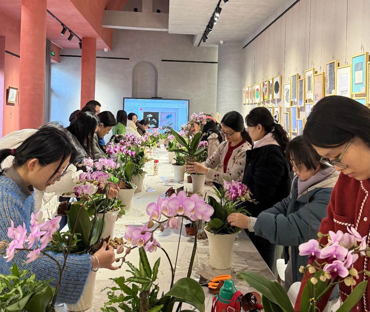 群众身边的美术馆——岁末团圆•花韵迎新”美育课堂公益活动