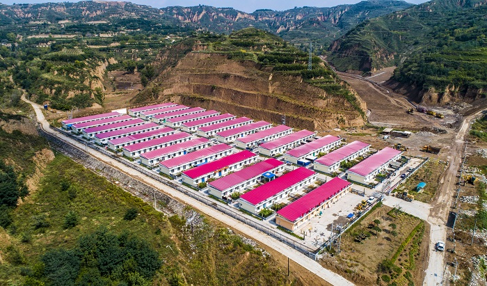 《大山深处一抹红》吴向俊摄于晋中太谷侯城乡大峪坪村新农村建设18635468532 《大山深处一抹红》吴向俊摄于晋中太谷侯城乡大峪坪村新农村建设18635468532.jpg