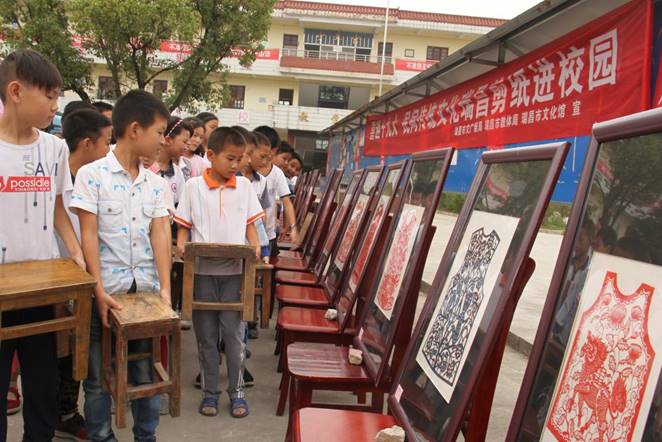 clip_image090 小学生们欣赏剪纸