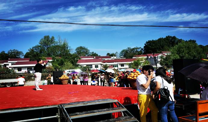 clip_image065 9月23日大河岸送戏下乡2