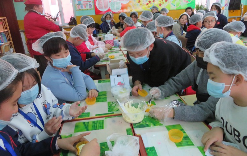 孩子们制作蛋糕派和蛋挞