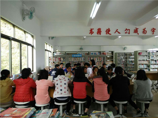 龙门县图书馆到左潭学校开展流动图书服务活动