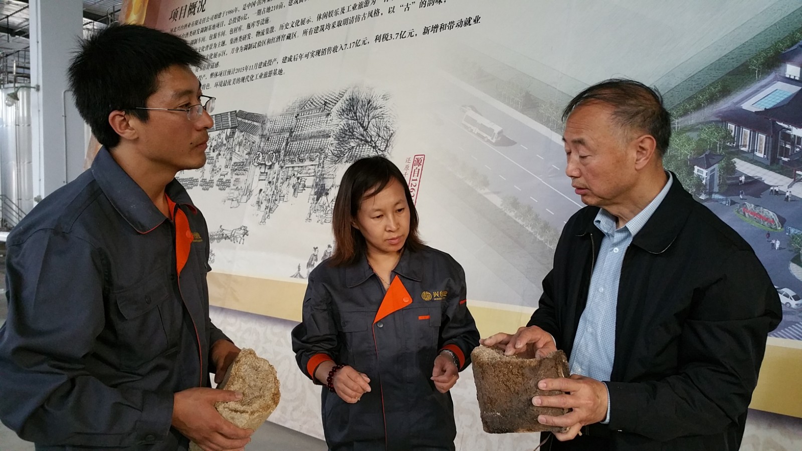 酿酒大师武光路、内府官曲传承人传授制曲技艺