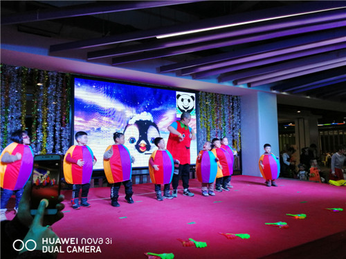 活动在小熊猫全体教师表演的开场舞《巴拿马》中拉开序幕,感统班热身运动《小陀螺》,手鼓表演《你笑起来真好看》、手势舞《可爱啦啦啦》、音乐感统课律动《企鹅舞》、《时装秀》等节目吸引了在场的每一位观众,2
