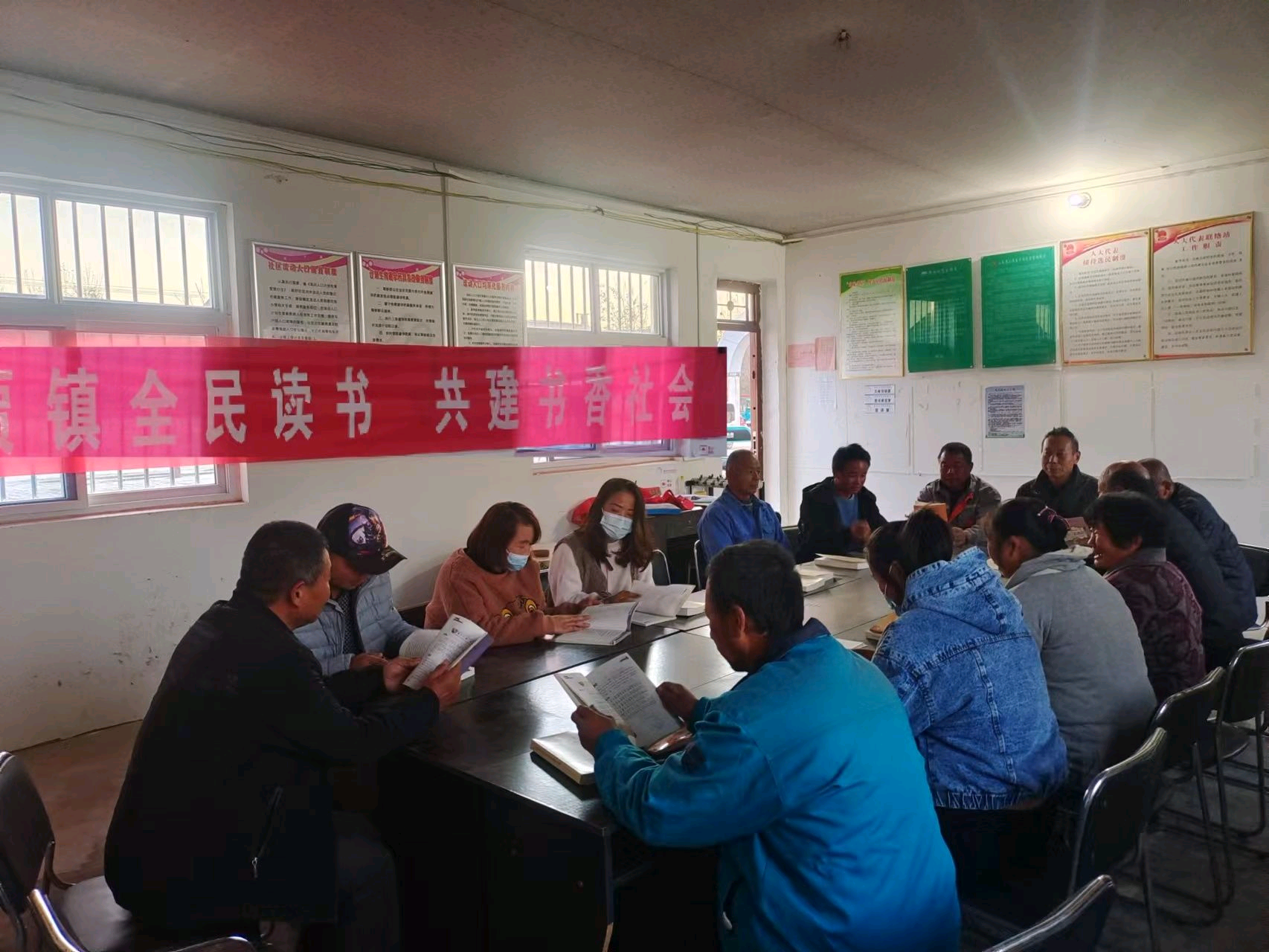 贾镇高丰新村全民读书，共建书香社会读书活动