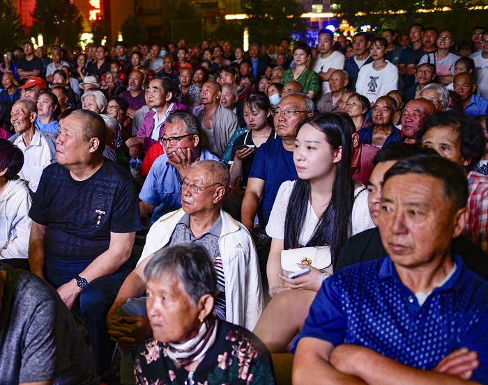 《美女戏迷》吴向俊摄于榆次(2021市民戏苑活动)18635468532 《美女戏迷》吴向俊摄于榆次(2021市民戏苑活动)18635468532.jpg