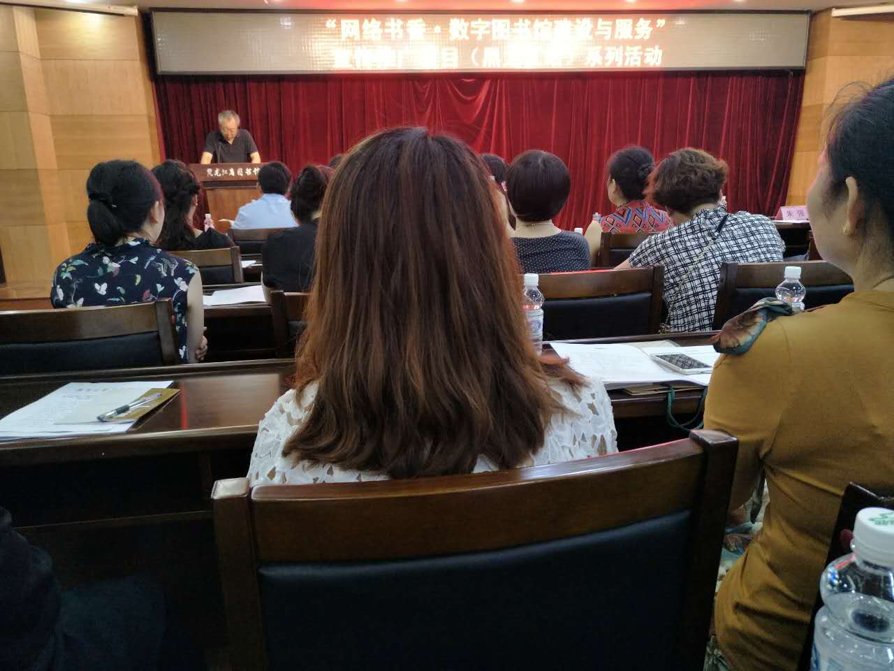 7月19日图书馆组织收看省图书馆培训讲座1.jpg?v=1764963766019