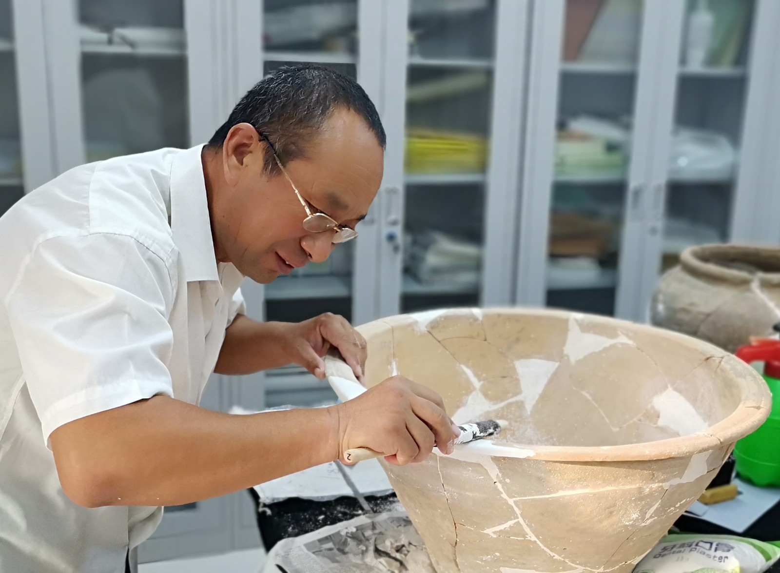 文物修复师在修复出土器物.jpg