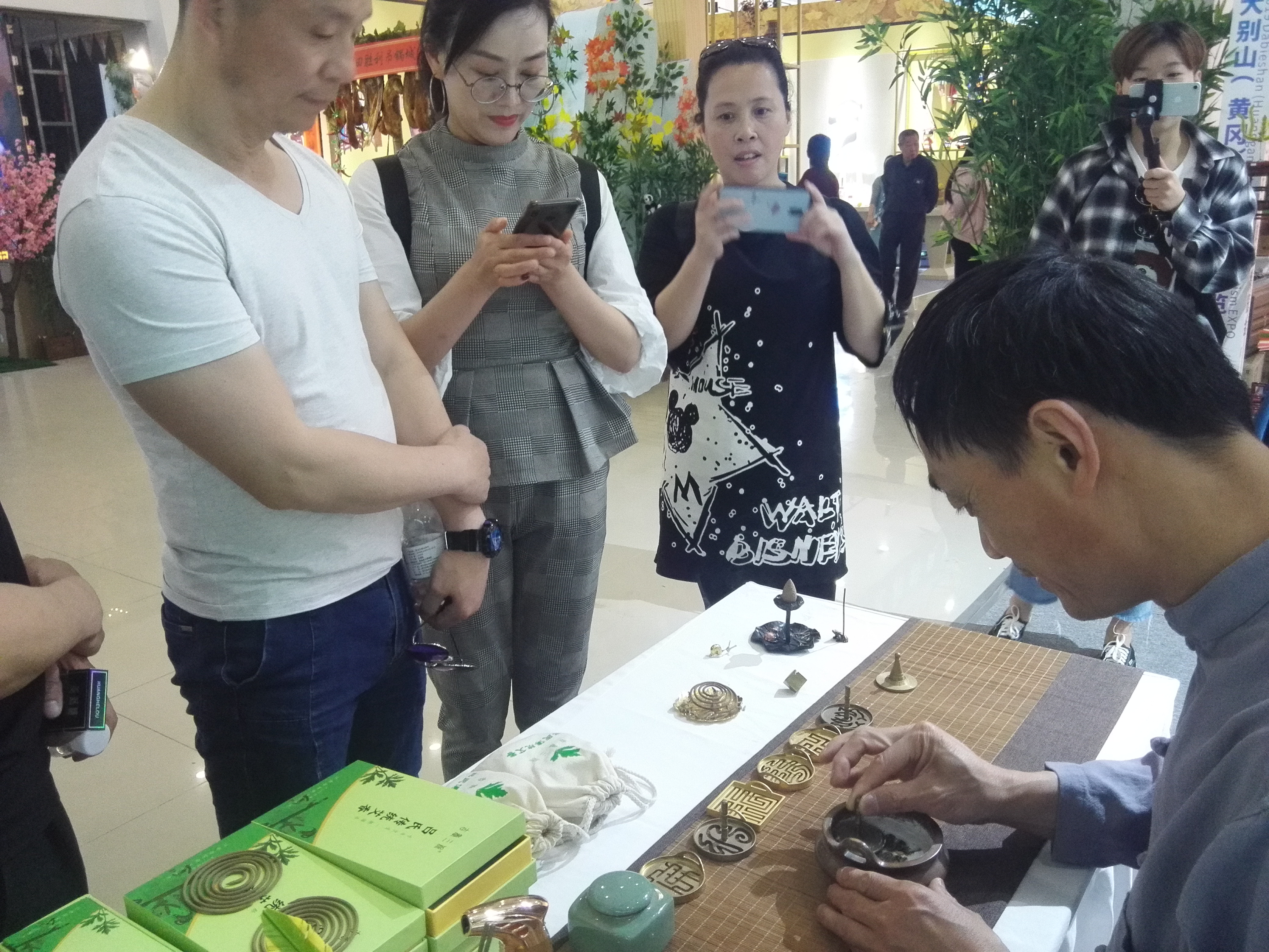 武穴市级传统艾香制作技艺代表性传承人吕志斌现场表演艾香制作技法 武穴市级传统艾香制作技艺代表性传承人吕志斌现场表演艾香制作技法.jpg