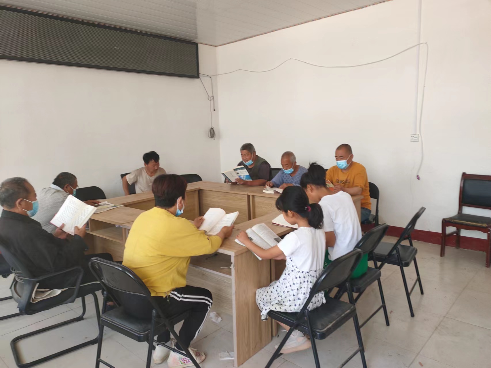 固河镇冯庄村农家书屋开展全民阅读活动