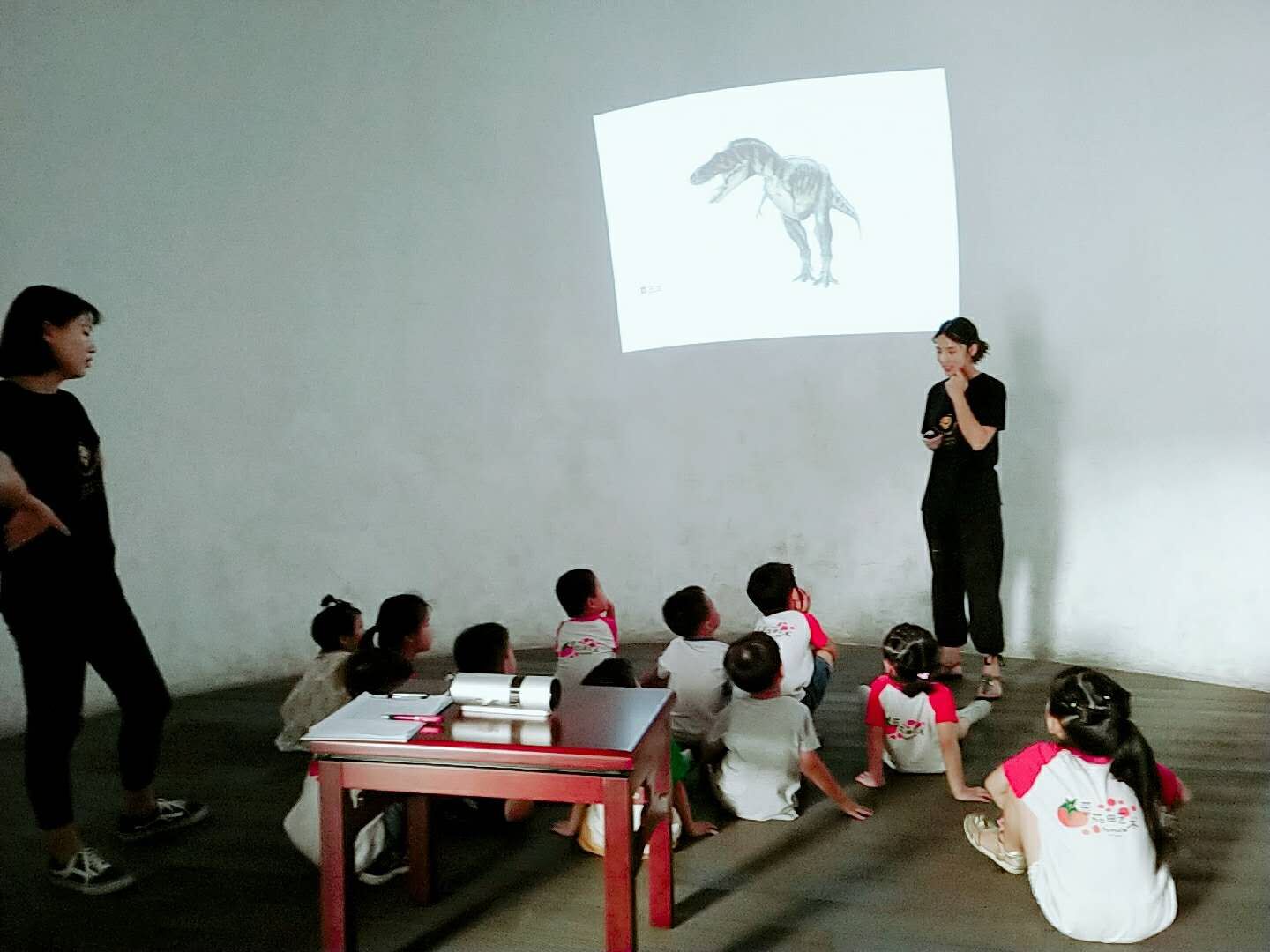 “博物馆之旅——恐龙王国”创意美术活动1 “博物馆之旅——恐龙王国”创意美术活动1.jpg