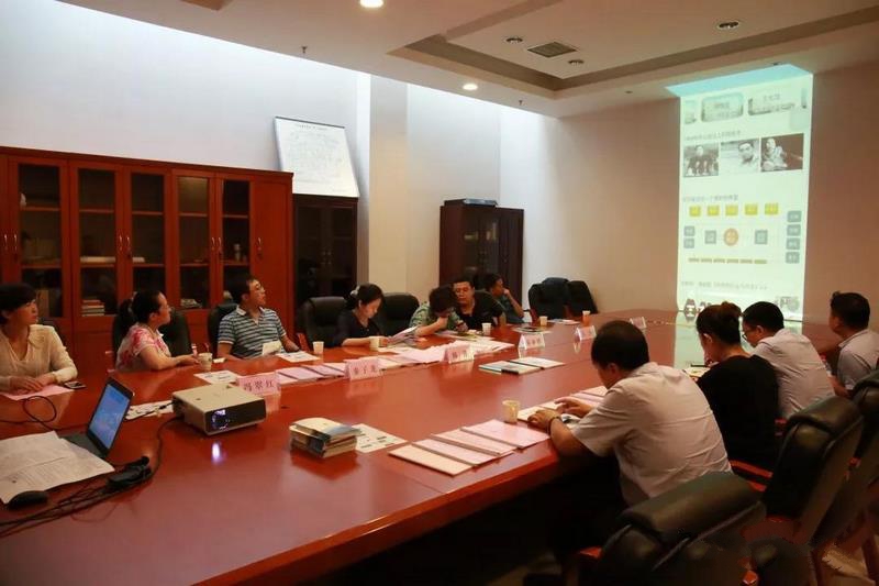 工作人员为验收组展示“介休文旅云”app