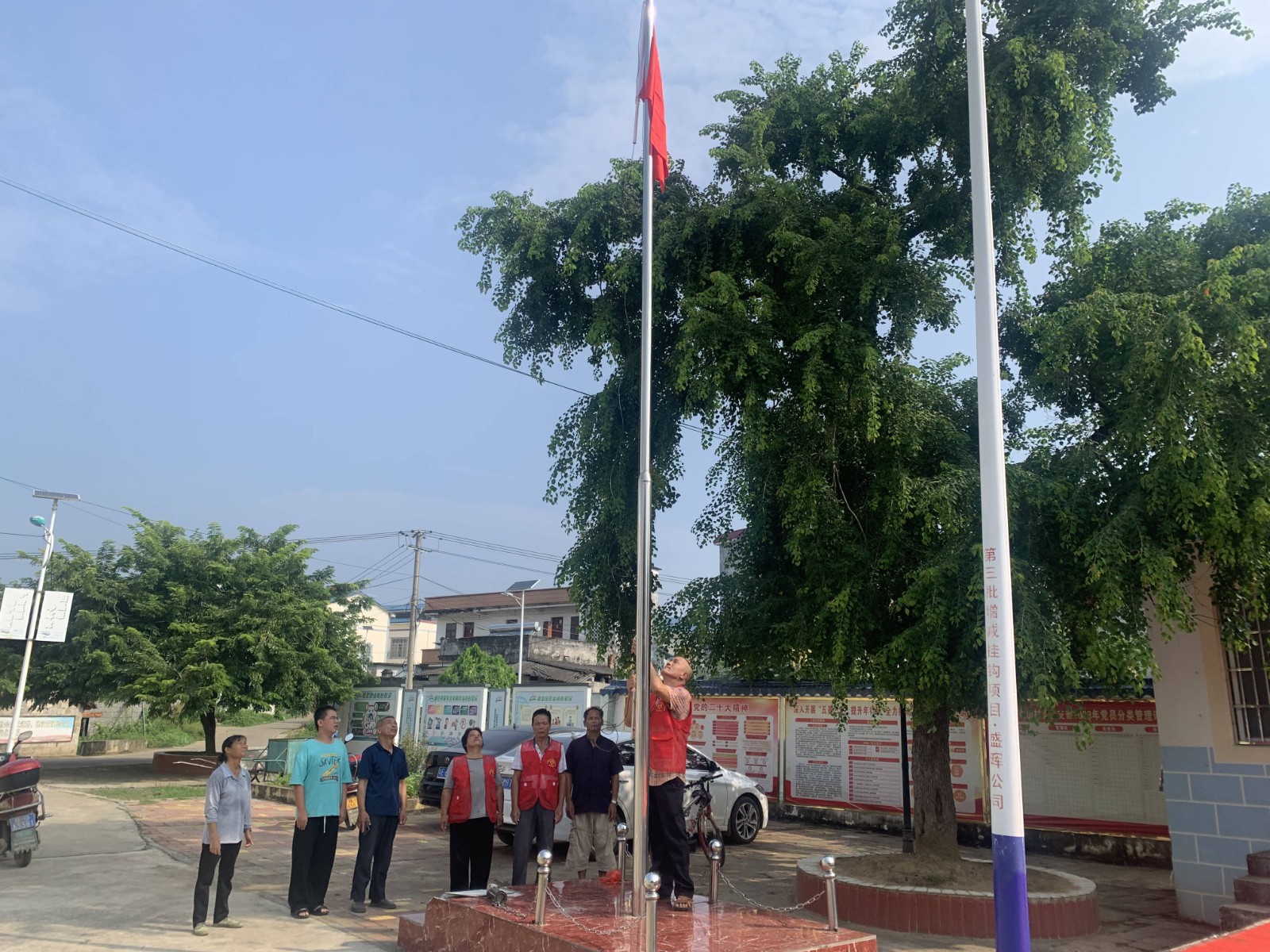 甘岭村国庆节开展听党话 感党恩 跟党走“国旗工程 在国旗下讲国旗国歌故事”主题宣讲(1).jpg