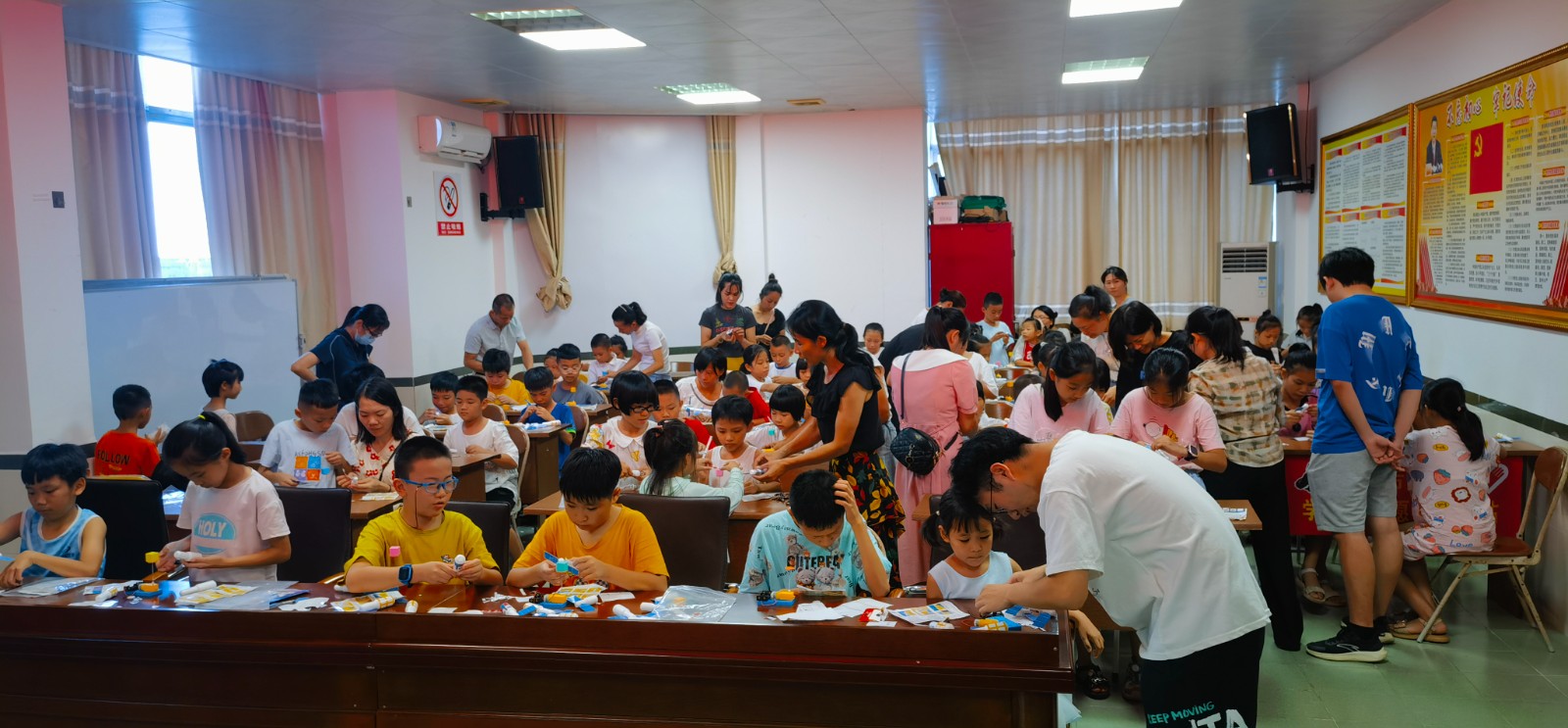 孩子和家长动手制作航天模型过程