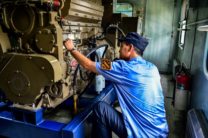 《铁肩担当》组照 张晋彤摄13935407409 (3) 《铁肩担当》组照 张晋彤摄13935407409 (3).jpg