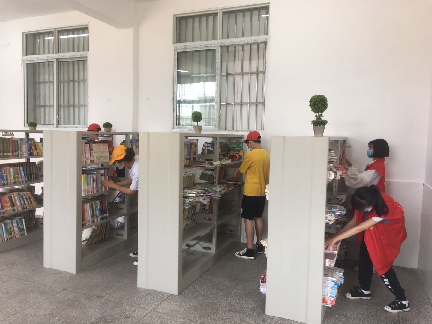 5月13日未成年志愿者到区图书馆报刊阅览室开展报刊整理志愿服务活动 5月13日未成年志愿者到区图书馆报刊阅览室开展报刊整理志愿服务活动.jpg