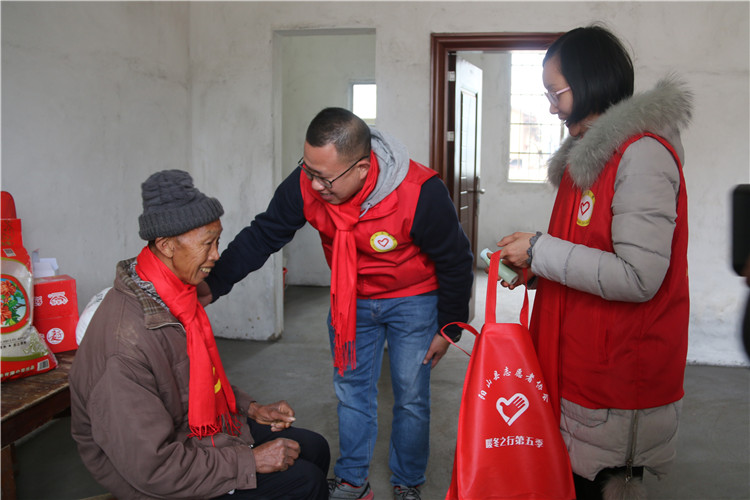 志愿者为孤寡老人戴上围巾,叮嘱老人注意保重身体。清远日报特约记者王媛婷摄 志愿者为孤寡老人戴上围巾,叮嘱老人注意保重身体。清远日报特约记者王媛婷摄.jpg?v=1772873466752