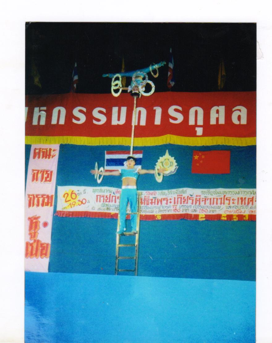 晃梯顶技(摄影和版权所有:黄鸣字) 晃梯顶技(摄影和版权所有:黄鸣字).jpg