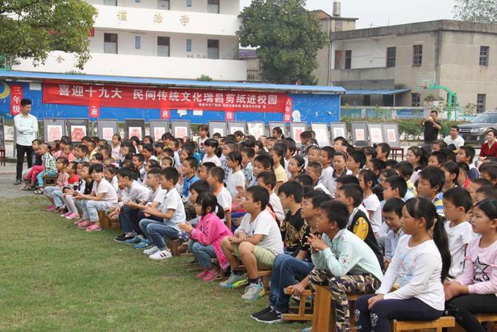 clip_image082 开展剪纸进校园活动,图为在夏畈小学举办剪纸展。