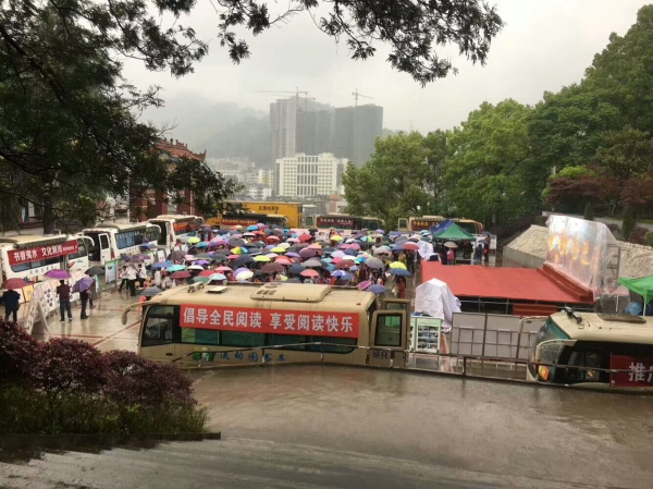 4月25日,在鹤峰活动现场,恩施州公共图书馆阅读推广联盟活动风雨无阻