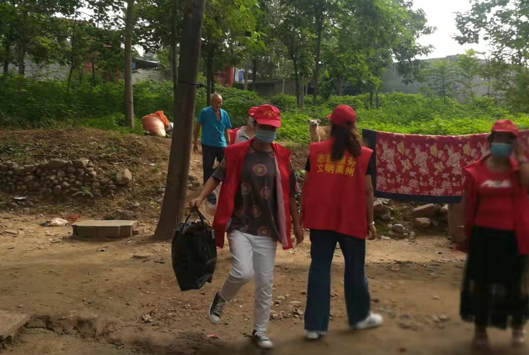 五一劳动节巾帼志愿服务队帮助困难户打扫庭院活动
