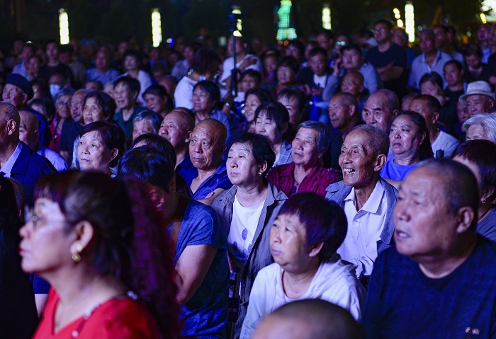 《台前幕后》组照(吴向俊摄) (8)