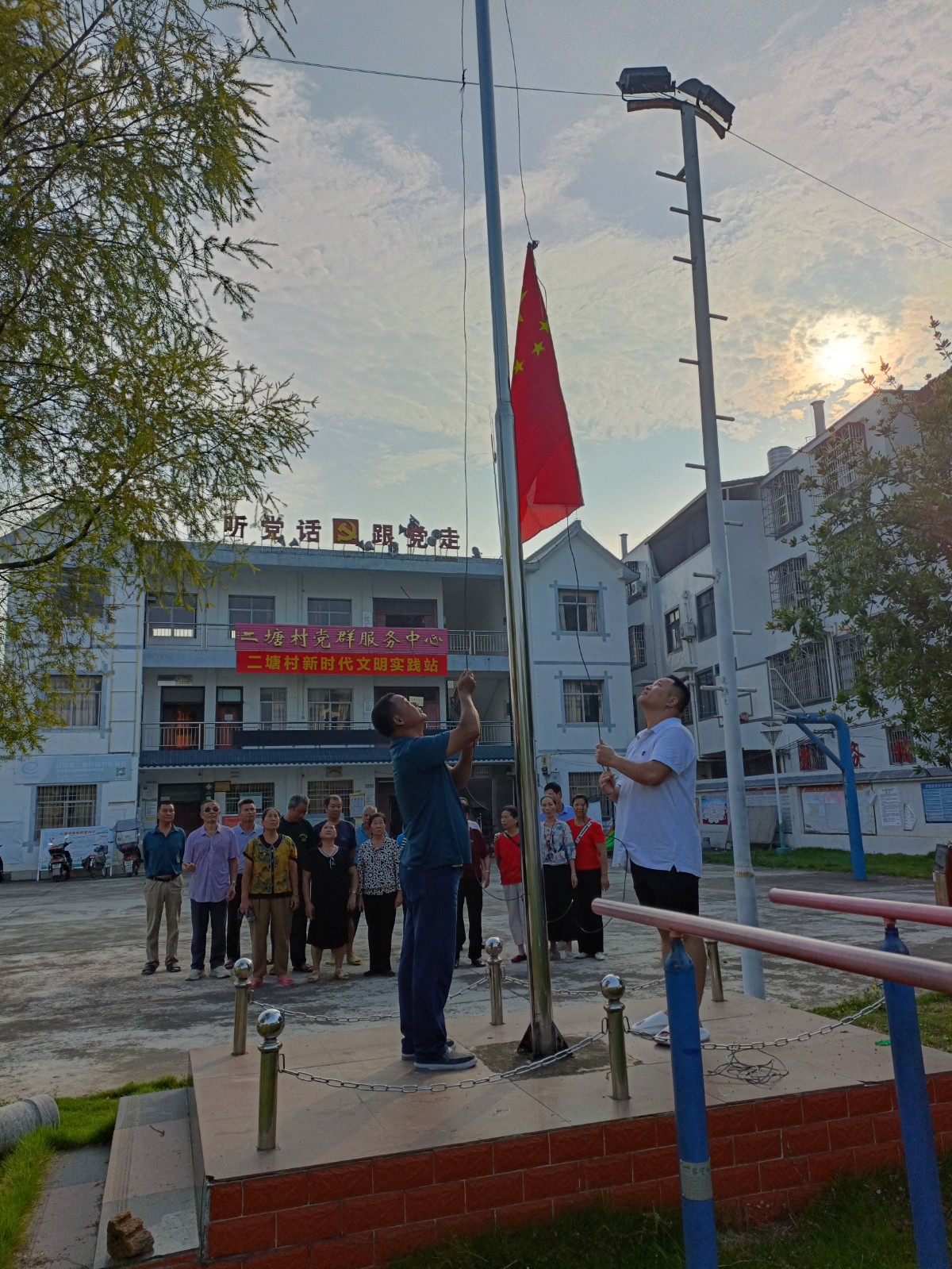 二塘村国庆节开展听党话 感党恩 跟党走“国旗工程 在国旗下讲国旗国歌故事”主题宣讲(1).jpg
