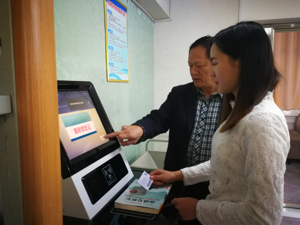 州图书馆工作人员指导读者使用自动借还.jpg?v=1765103180084