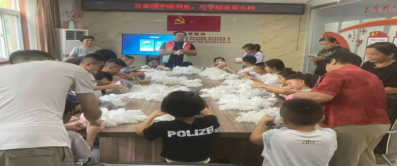 高唐县人和街道泉林社区开展“我们的中国梦 文化进万家”百业携手暖邻里，巧手填充乐心间活动