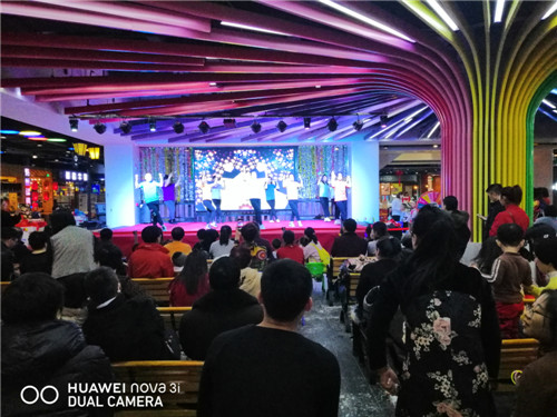 活动在小熊猫全体教师表演的开场舞《巴拿马》中拉开序幕,感统班热身运动《小陀螺》,手鼓表演《你笑起来真好看》、手势舞《可爱啦啦啦》、音乐感统课律动《企鹅舞》、《时装秀》等节目吸引了在场的每一位观众,