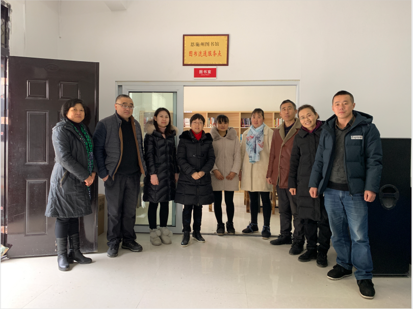 尚家村图书室门前合影 尚家村图书室门前合影.png?v=1762272903423