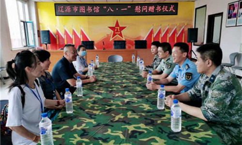 1、7月31日下午,市图书馆开展了“送书进军营”主题活动,将800本图书和杂志送进龙山区人民武装部,并成立了市图书馆龙山区人民武装部分馆。