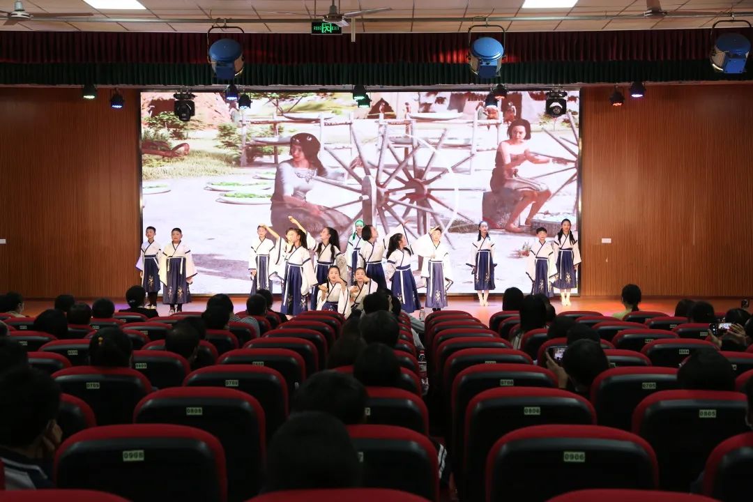 决赛现场选手们激烈角逐3