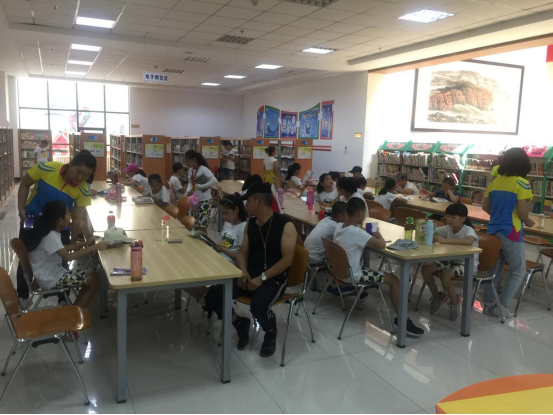 关工委组织学生参观市图书馆497