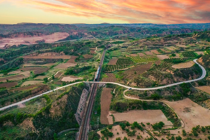 《太行山里的幸福车》作者:吴向俊摄于晋中太交线18635468532. 《太行山里的幸福车》作者:吴向俊摄于晋中太交线18635468532..jpg