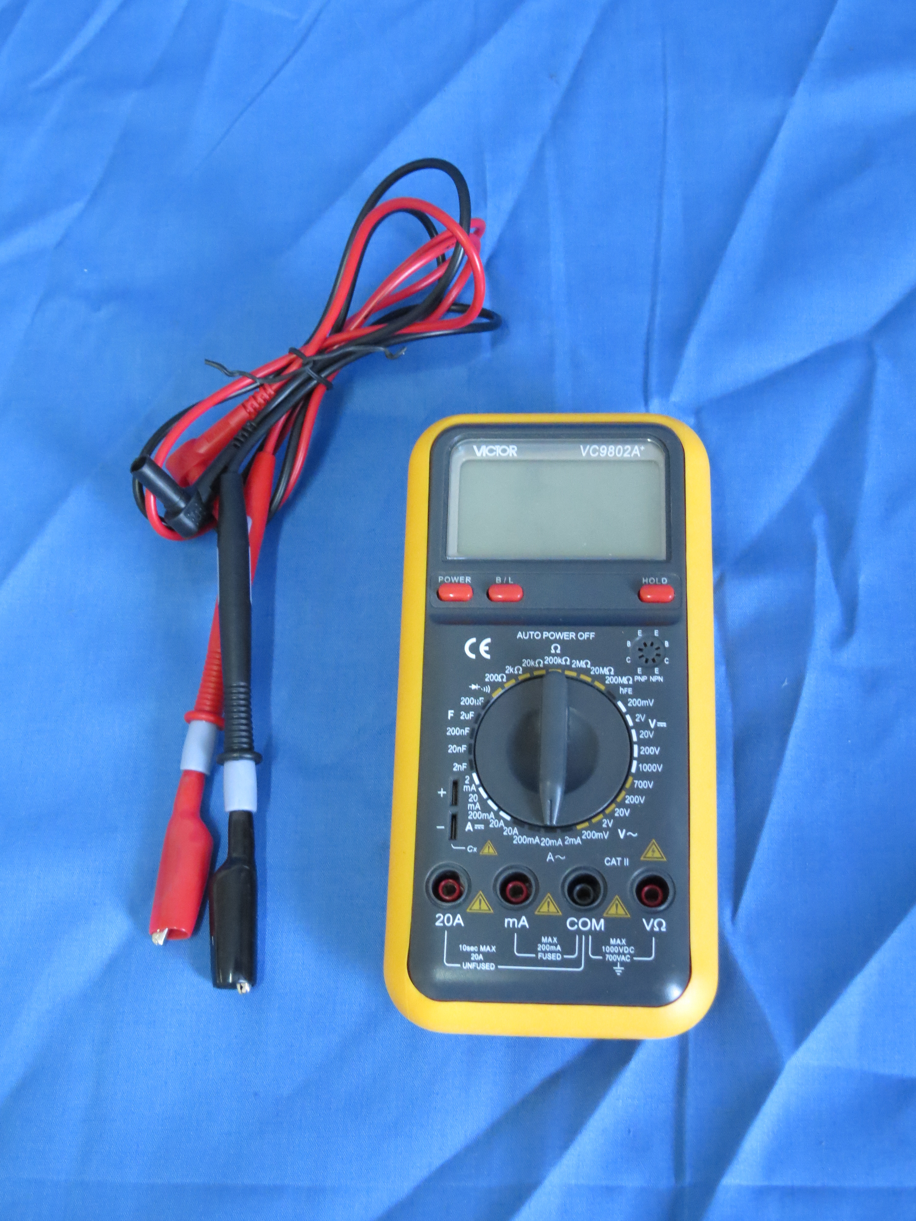 万用表又称为复用表、多用表、三用表、繁用表等,是电力电子等部门不可缺少的测量仪表,一般以测量电压、电流和电阻为主要目的。万用表按显示方式分为指针万用表和数字万用表。是一种多功能、多量程的测量仪表,一般万用表可测量直流电流、直流电压、交流电流、交流电压、电阻和音频电平等,有的还可以测交流电流、电容量、电感量及半导体的一些参数(如β)等。