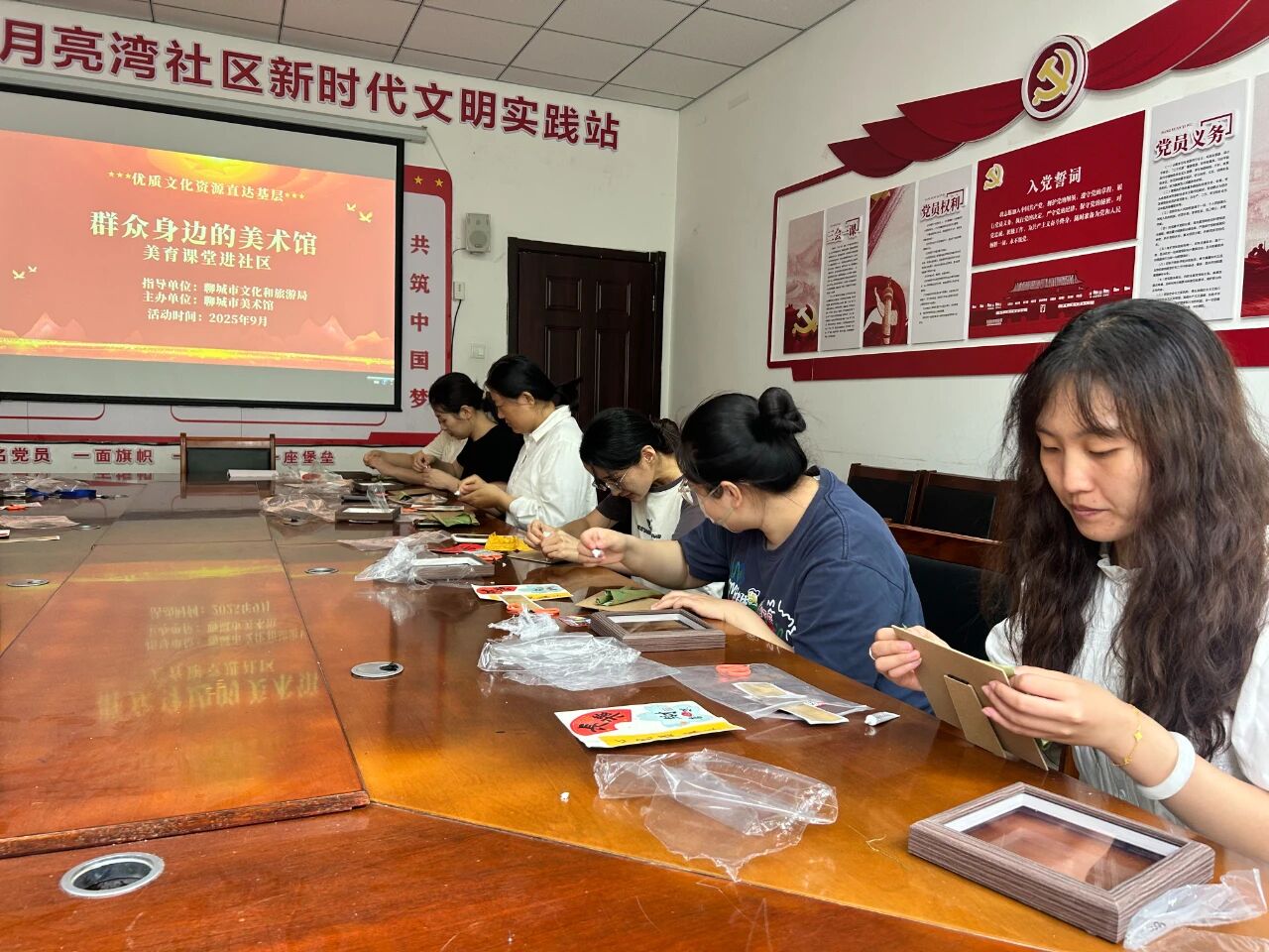 群众身边的美术馆“锦绣入画——非遗宋锦相框画制作”社区公益手工艺活动