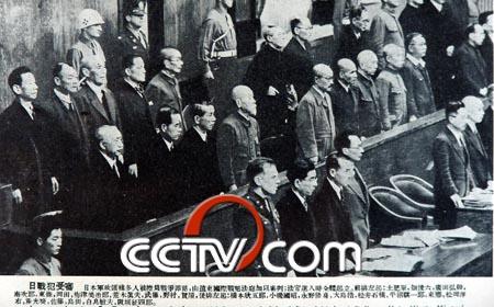 东京审判——日本甲级战犯接受远东国际军事法庭的审判。前排左起:土肥原贤二、烟俊六、广田弘毅、南次郎、东条英机、冈敬纯、梅津美治郎、荒木贞夫。后排左起:桥本欣五郎、小矶国昭、永野修身、大岛浩、松井石根等 东京审判——日本甲级战犯接受远东国际军事法庭的审判。前排左起:土肥原贤二、烟俊六、广田弘毅、南次郎、东条英机、冈敬纯、梅津美治郎、荒木贞夫。后排左起:桥本欣五郎、小矶国昭、永野修身、大岛浩、松井石根等.jpg?v=1764804171397